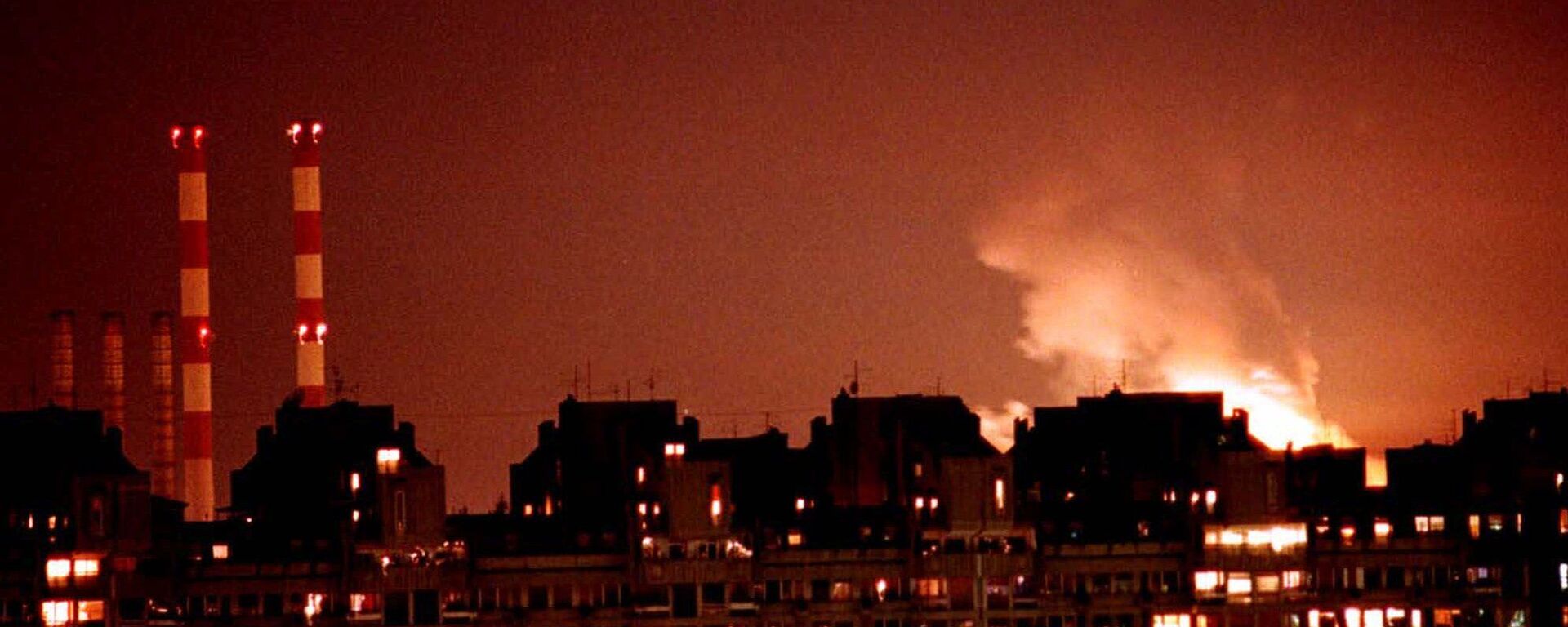 أضاءت ألسنة اللهب الانفجار أفق بلغراد بالقرب من محطة كهرباء (إلى اليسار) بعد أن هاجمت طائرات الناتو بصواريخ كروز والطائرات الحربية يوغوسلافيا في وقت متأخر من يوم 24 مارس 1999 رداً على فشل يوغوسلافيا في التوقيع على اتفاق بشأن إقليم كوسوفو الجنوبي المضطرب. - سبوتنيك عربي, 1920, 08.12.2022