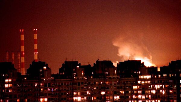 أضاءت ألسنة اللهب الانفجار أفق بلغراد بالقرب من محطة كهرباء (إلى اليسار) بعد أن هاجمت طائرات الناتو بصواريخ كروز والطائرات الحربية يوغوسلافيا في وقت متأخر من يوم 24 مارس 1999 رداً على فشل يوغوسلافيا في التوقيع على اتفاق بشأن إقليم كوسوفو الجنوبي المضطرب. - سبوتنيك عربي