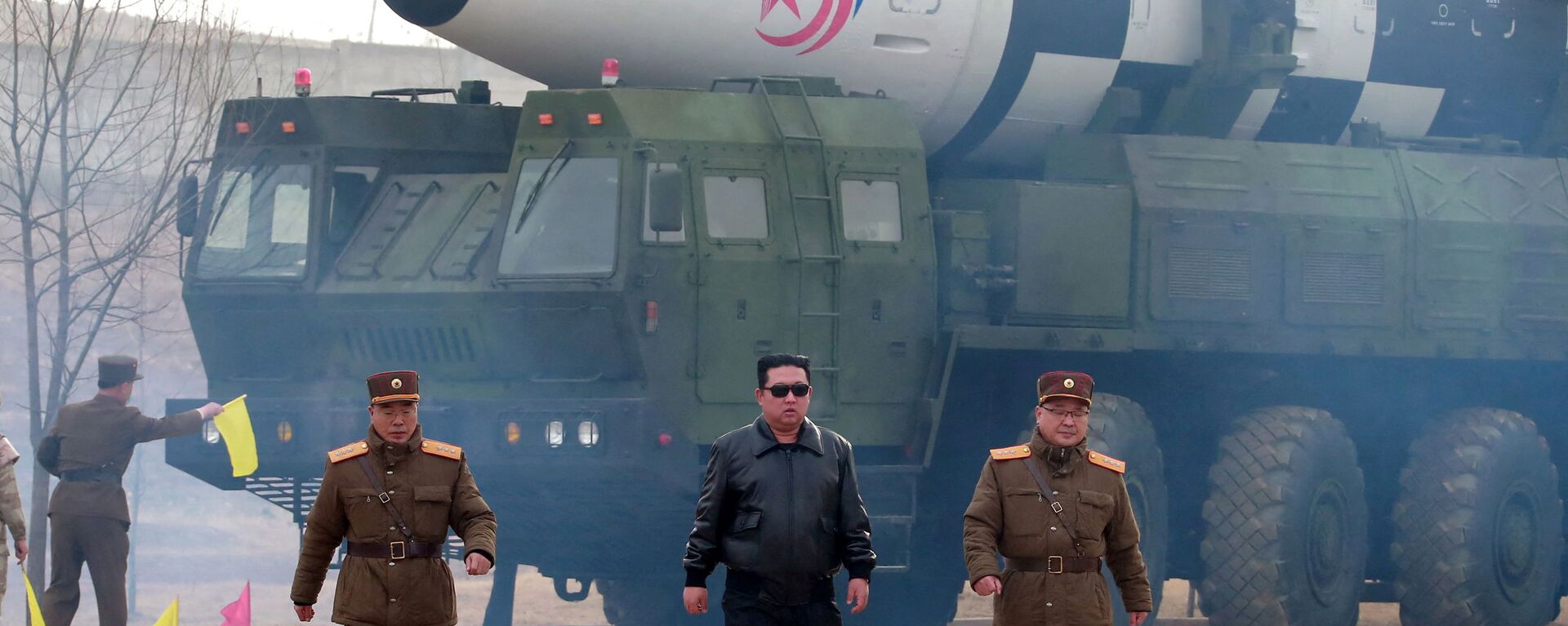 زعيم كوريا الشمالية كيم جونغ أون على خلفية ما نشرته وسائل إعلامية أنه نوع جديد من الصواريخ الباليستية العابرة للقارات، في هذه الصورة التي نشرتها وكالة الأنباء المركزية الكورية الشمالية  في 24 مارس 2022. - سبوتنيك عربي, 1920, 21.04.2022
