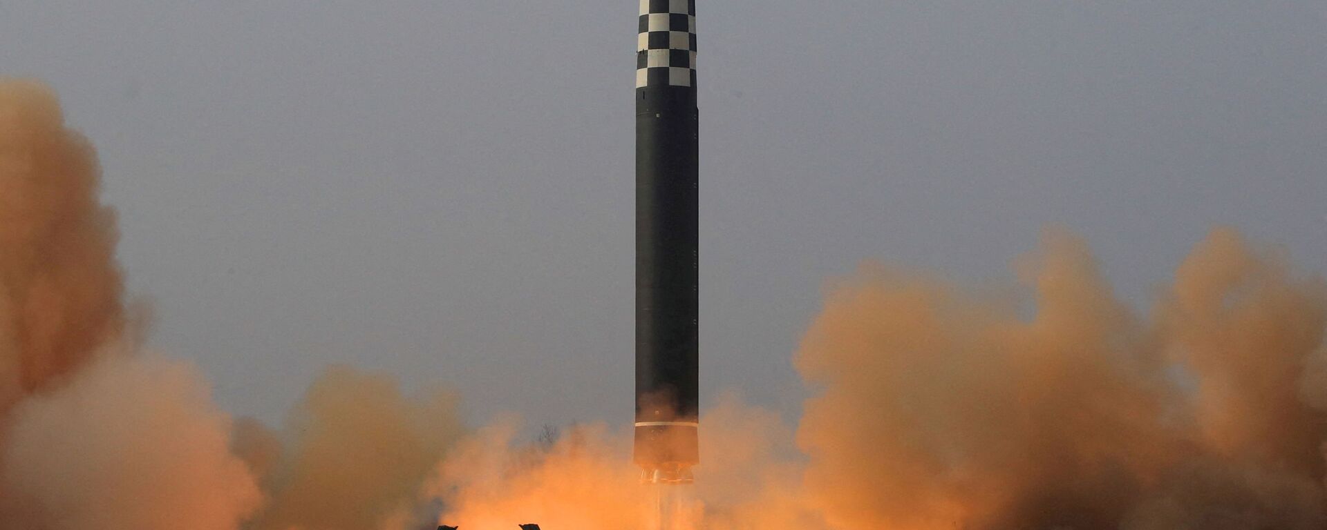 إطلاق  ما سمته وسائل إعلامية أنه نوع جديد من الصواريخ الباليستية العابرة للقارات، في هذه الصورة التي نشرتها وكالة الأنباء المركزية الكورية الشمالية  في 24 مارس 2022. - سبوتنيك عربي, 1920, 27.03.2022
