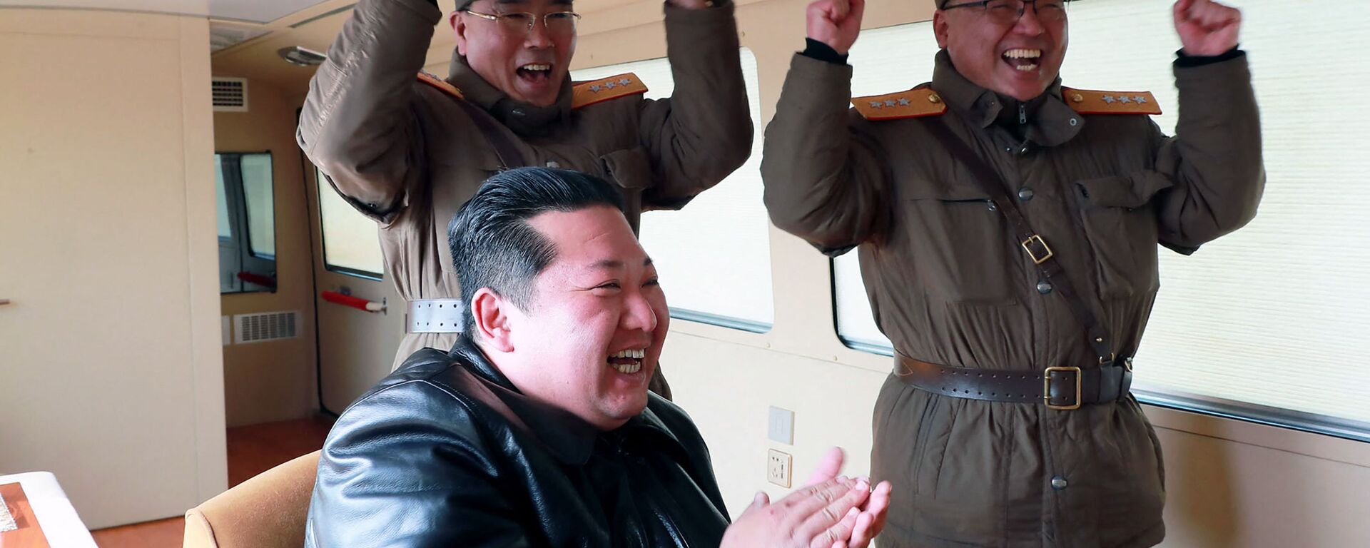 زعيم كوريا الشمالية كيم جونغ أون عند إطلاق  ما سمته وسائل إعلامية أنه نوع جديد من الصواريخ الباليستية العابرة للقارات، في هذه الصورة التي نشرتها وكالة الأنباء المركزية الكورية الشمالية  في 24 مارس 2022. - سبوتنيك عربي, 1920, 12.07.2023