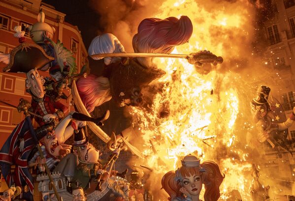 فالاس تحترق خلال مهرجان فالاس التقليدي في فالنسيا، إسبانيا، 19 مارس 2022. - سبوتنيك عربي