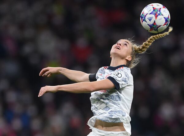 لاعبة خط وسط بمنتخب بايرن ميونيخ الألمانية جوليا جوين، تقفز للحصول على الكرة خلال مباراة الذهاب في ربع نهائي دوري أبطال أوروبا للسيدات بايرن ميونيخ ضد باريس سان جيرمان في ميونيخ، جنوب ألمانيا، 22 مارس 2022. - سبوتنيك عربي