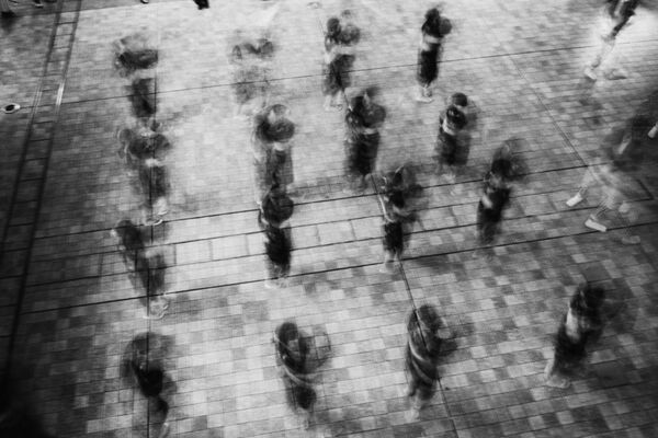 صورة من سلسلة "العلاقة الزرقاء" للمصور الياباني كوسيوكي أوكاهارا، الفائز في فئة "النموذج المفتوح" في مسابقة الصور العالمية للصحافة الإقليمية 2022.من فيلم "بليو أفير" (2021Blue Affair). "بليو أفير" هو فيلم وثائقي تجريبي تأملي يستند إلى تجارب المصور في زيارة كوزا (مدينة أوكيناوا رسميًا)، اليابان، وكيف يعاود الناس زيارة كوزا في أحلام متكررة. يعتمد الفيلم الوثائقي على هذه الأحلام، ويتألف من صور ثابتة التقطتها أوهارا في كوزا على مدار ثلاث سنوات، ورواها المصور. يستكشف الفيديو كيف تتغلغل الذكريات في الأحلام ويطلب منا إعادة النظر في العلاقة بين الأحلام والواقع المعاش. - سبوتنيك عربي