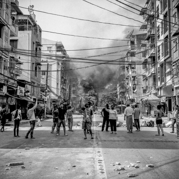 صورة من "سلسلة انتفاضة ميانمار" للمصور الميانماري تا مو، الفائز بـ >درجةالشرف" في مسابقة الصور العالمية للصحافة الإقليمية 2022.المتظاهرون المؤيدون للديمقراطية يهتفون ويقفون تحية بثلاثة أصابع خلال مظاهرة مناهضة للانقلاب في يانغون، ميانمار في 31 مارس/ آذار 2021. - سبوتنيك عربي