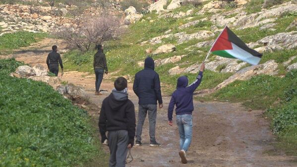 مواجهات بين فلسطينيين وقوات الجيش الإسرائيلي في بلدة دجن شمالي الضفة الغربية - سبوتنيك عربي