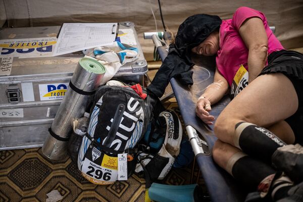 متسابقة تتلقى الرعاية في خيمة بعد المرحلة الثانية من النسخة الـ36 من ماراثون الرمال بين كويست أجونون نوميرهيوت وريتش مبيريكا في الصحراء المغربية، وسط المغرب، 28 مارس 2022. - سبوتنيك عربي