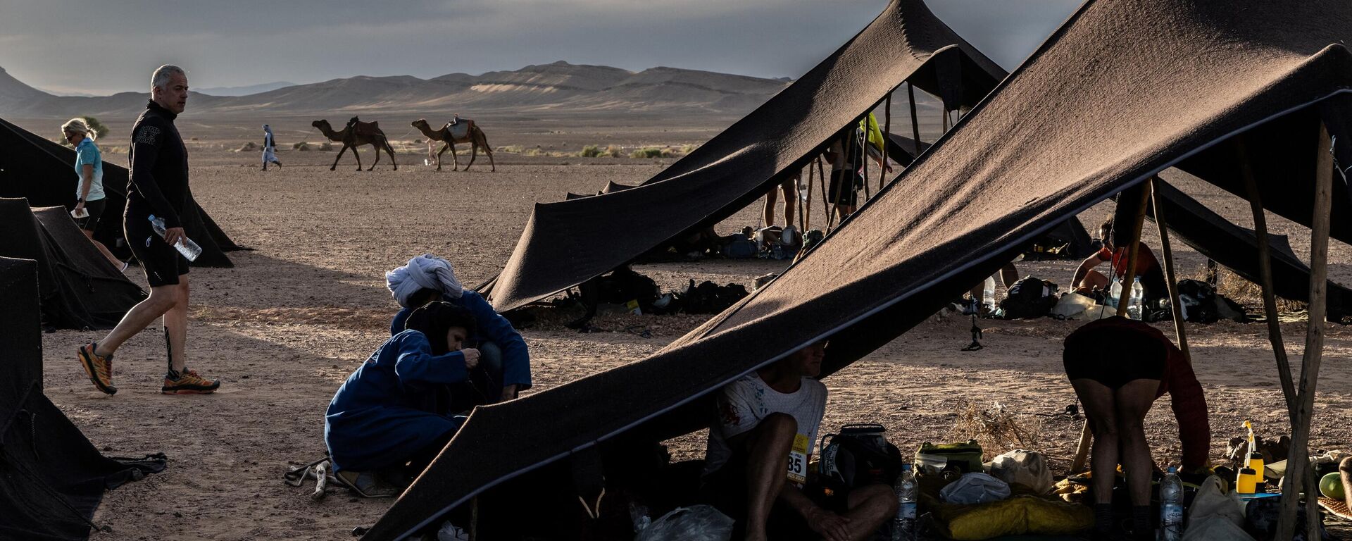 يقوم المتسابقون بإعداد الطعام في معسكرهم المؤقت بعد المرحلة الأولى من النسخة الـ36 من ماراثون الرمال بين تيمغالين وصويست أجونون نومريهوت في الصحراء المغربية بوسط المغرب، 27 مارس 2022. يقوم المتسابقون بإعداد الطعام في معسكرهم المؤقت بعد المرحلة الأولى من النسخة الـ36 من ماراثون الرمال بين تيمغالين وصويست أجونون نومريهوت في الصحراء المغربية بوسط المغرب، 27 مارس 2022. - سبوتنيك عربي, 1920, 28.10.2022