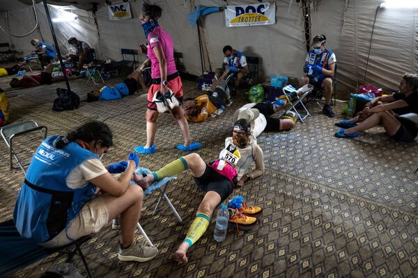 يتلقى المتسابقون الرعاية في خيمة بعد المرحلة الثانية من النسخة الـ36 من ماراثون الرمال بين كويست أجونون نوميرهيوت وريتش مبيريكا في الصحراء المغربية، وسط المغرب، في 28 مارس 2022. - سبوتنيك عربي