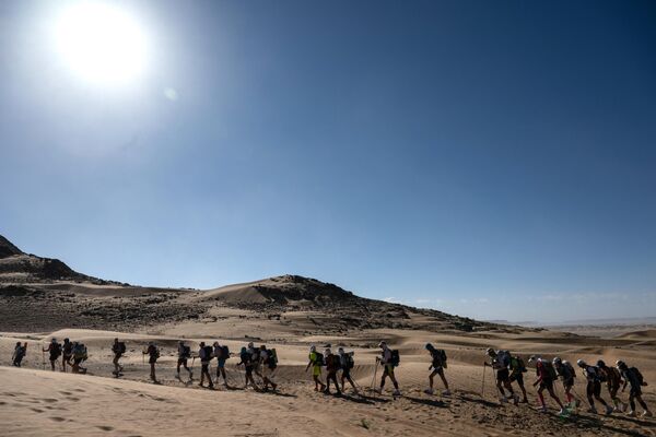 المتسابقون يشاركون في المرحلة 3 من النسخة الـ36 من ماراثون الرمال بين ريتش مبيريكا ونورد المحارش في الصحراء المغربية، وسط المغرب، في 29 مارس 2022. - سبوتنيك عربي