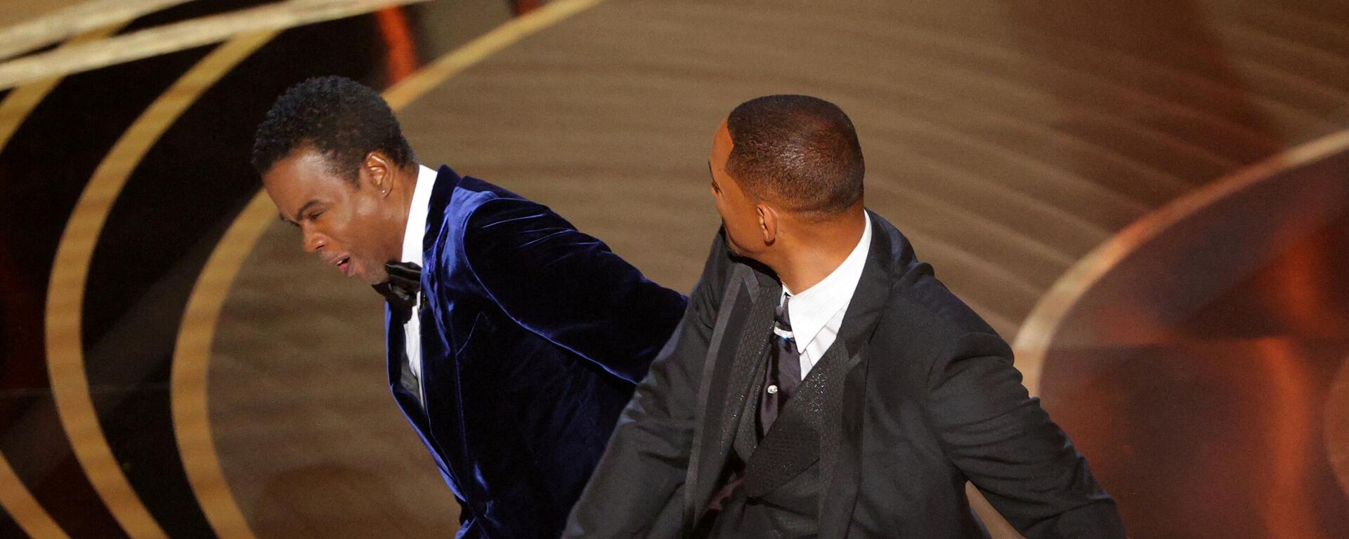 يضرب الممثل الشهير ويل سميث (يمين) مقدم الحفل كريس روك بعد أن قال مزحة حول قصة شعر زوجة سميث، على خشبة المسرح خلال حفل توزيع جوائز الأوسكار الـ94 في هوليوود، لوس أنجلوس، كاليفورنيا، الولايات المتحدة، 27 مارس 2022. - سبوتنيك عربي, 1920, 10.04.2022