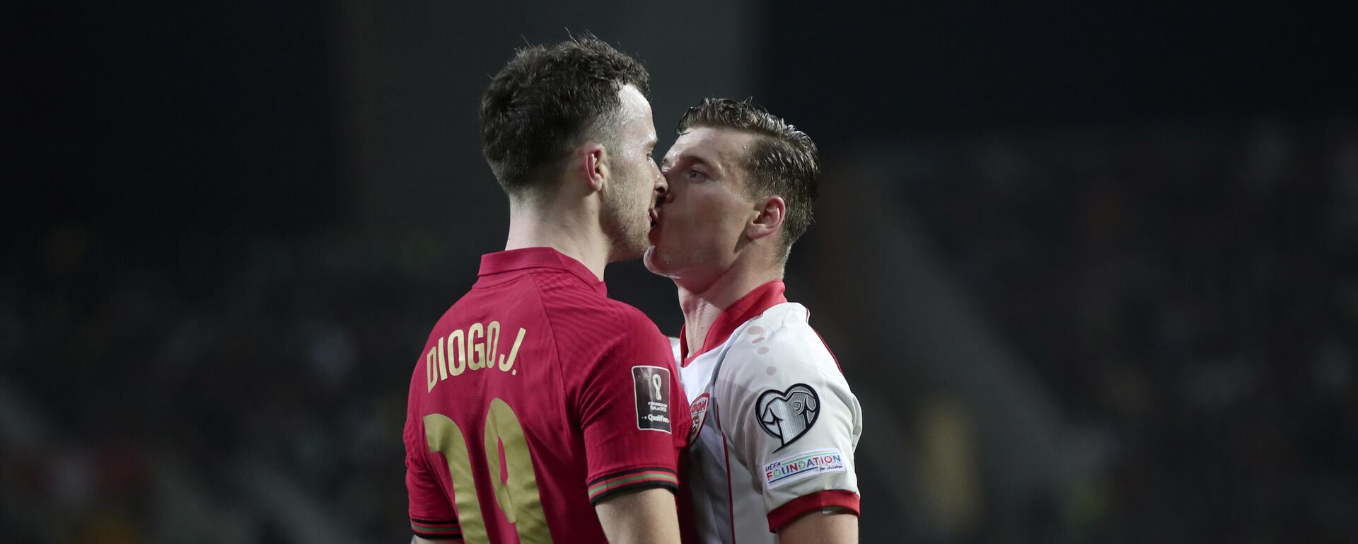 يتحدى البرتغالي ديوغو جوتا وإزجان أليوسكي من مقدونيا الشمالية، إلى اليمين، بعضهما البعض خلال مباراة كرة القدم الفاصلة لكأس العالم 2022 بين البرتغال ومقدونيا الشمالية، في ملعب دراجاو في بورتو، البرتغال، 29 مارس 2022. - سبوتنيك عربي, 1920, 03.07.2025