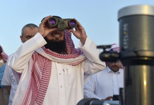 رجل سعودي يستخدم منظارًا لرصد أول هلال للقمر، إيذانا ببداية شهر رمضان المبارك، في مدينة الطائف جنوب غرب السعودية، 1 أبريل 2022. - سبوتنيك عربي