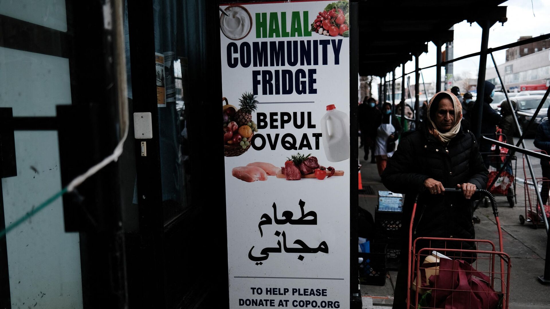 يتم توزيع الطعام من قبل منظمة مجلس الشعوب، وهي منظمة إسلامية غير ربحية، خلال توزيع الطعام الأسبوعي على المحتاجين وقبل عطلة شهر رمضان في 1 أبريل 2022 في منطقة بروكلين بمدينة نيويورك. - سبوتنيك عربي, 1920, 14.04.2022