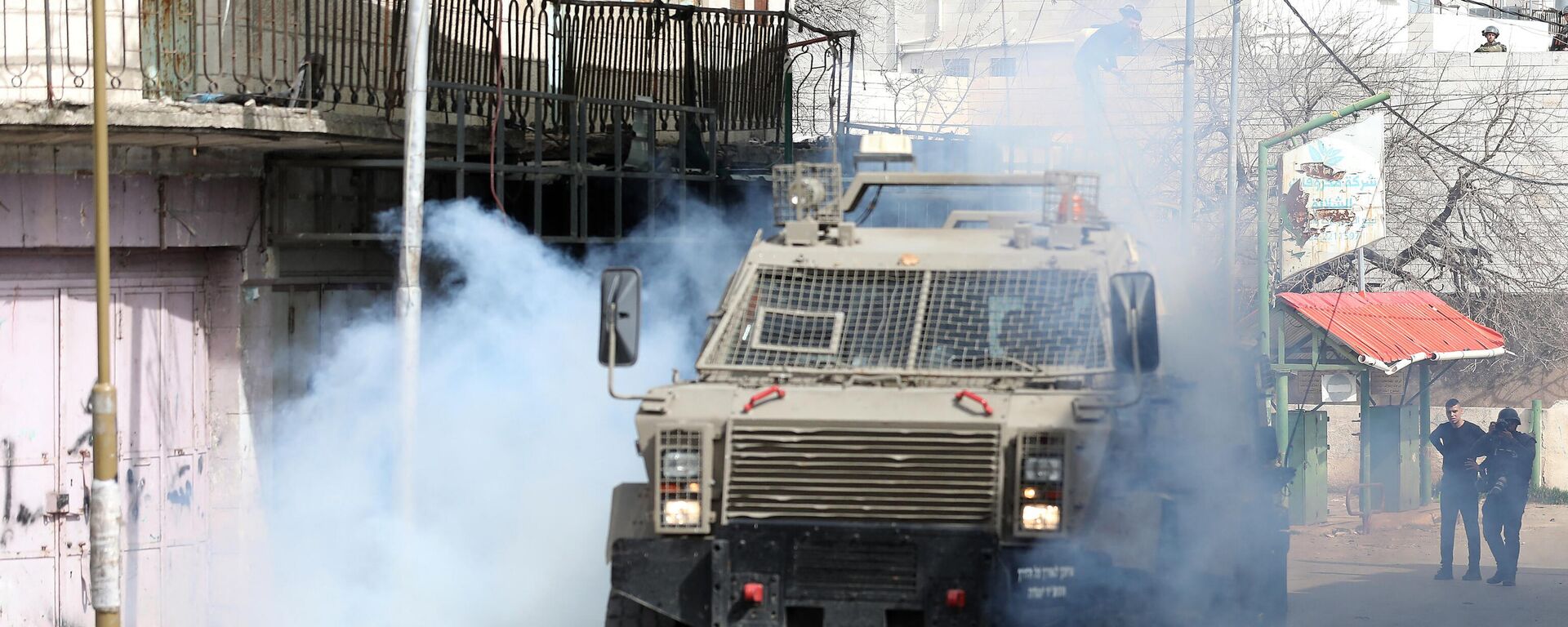 اشتباكات بين الفلسطينيين وعناصر الشرطة الإسرائيلية في الخليل، الضفة الغربية المحتلة، فلسطين 1 أبريل 2022 - سبوتنيك عربي, 1920, 10.10.2023