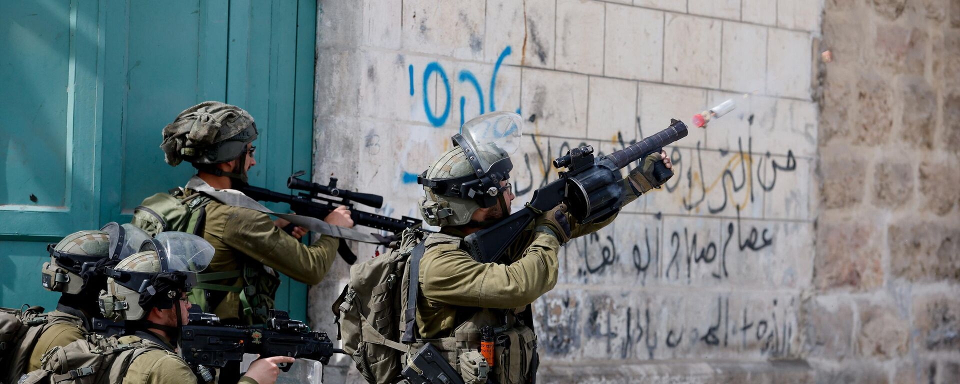 اشتباكات بين الفلسطينيين وعناصر الشرطة الإسرائيلية في الخليل، الضفة الغربية المحتلة، فلسطين 1 أبريل 2022 - سبوتنيك عربي, 1920, 08.04.2022