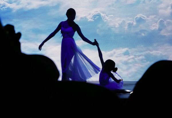 طالبات أكاديمية العراق للباليه تقدم عرضًا خلال حفلهم السنوي في بغداد، العراق 1 أبريل 2022. - سبوتنيك عربي