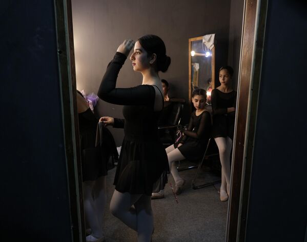 طالبات في أكاديمية العراق للباليه تستعد للعرض خلال الحفل المدرسي السنوي في بغداد، العراق، 1 أبريل 2022. - سبوتنيك عربي