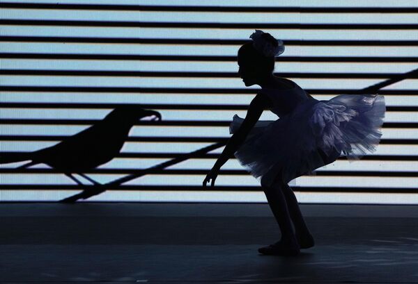 طالبة في أكاديمية العراق للباليه تستعد للعرض خلال الحفل المدرسي السنوي في بغداد، العراق، 1 أبريل 2022. - سبوتنيك عربي