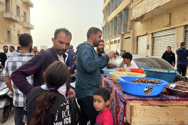 عودة الأسواق الشعبية الرمضانية في بنغازي وسط الدمار - سبوتنيك عربي