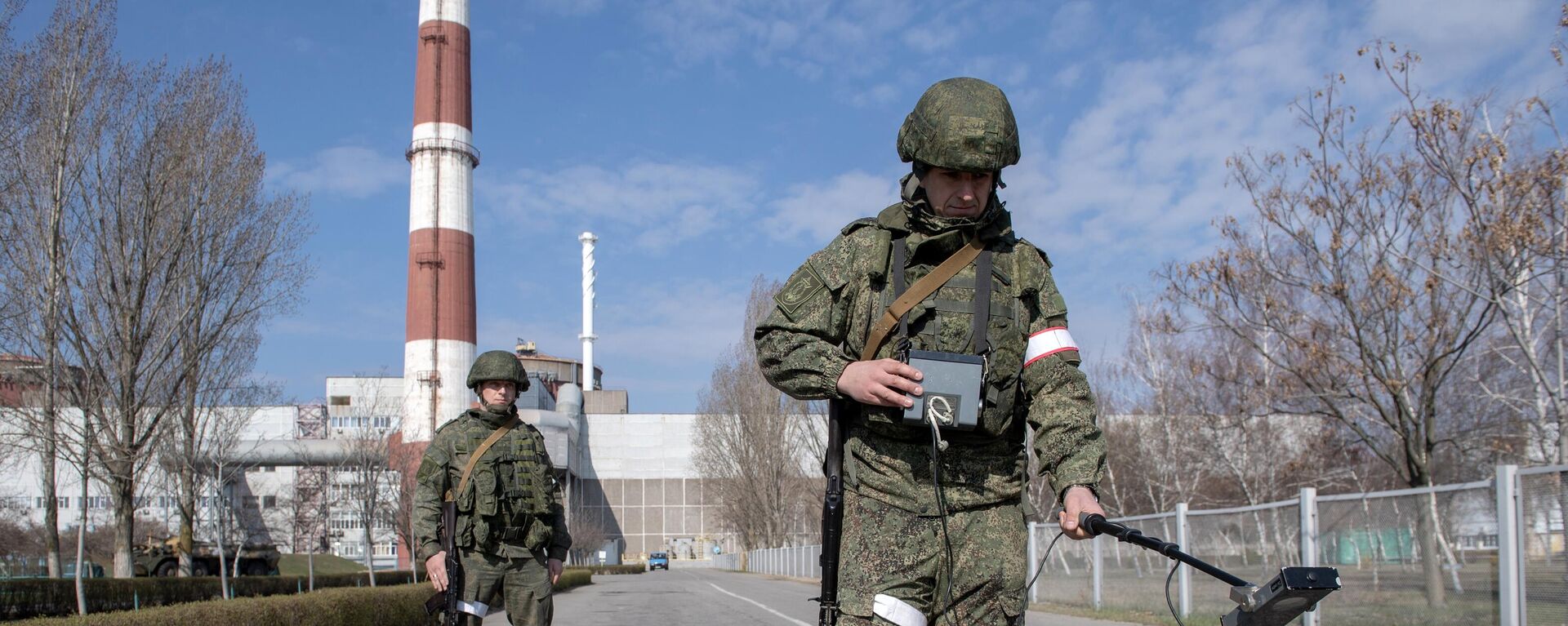 القوات المسحلة الروسية تقيس مستوى الإشعاع النووي في محطة زاباروجيه النووية، أوكرانيا 5 أبريل 2022 - سبوتنيك عربي, 1920, 01.05.2022