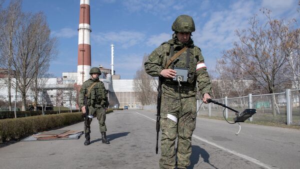 القوات المسحلة الروسية تقيس مستوى الإشعاع النووي في محطة زاباروجيه النووية، أوكرانيا 5 أبريل 2022 - سبوتنيك عربي