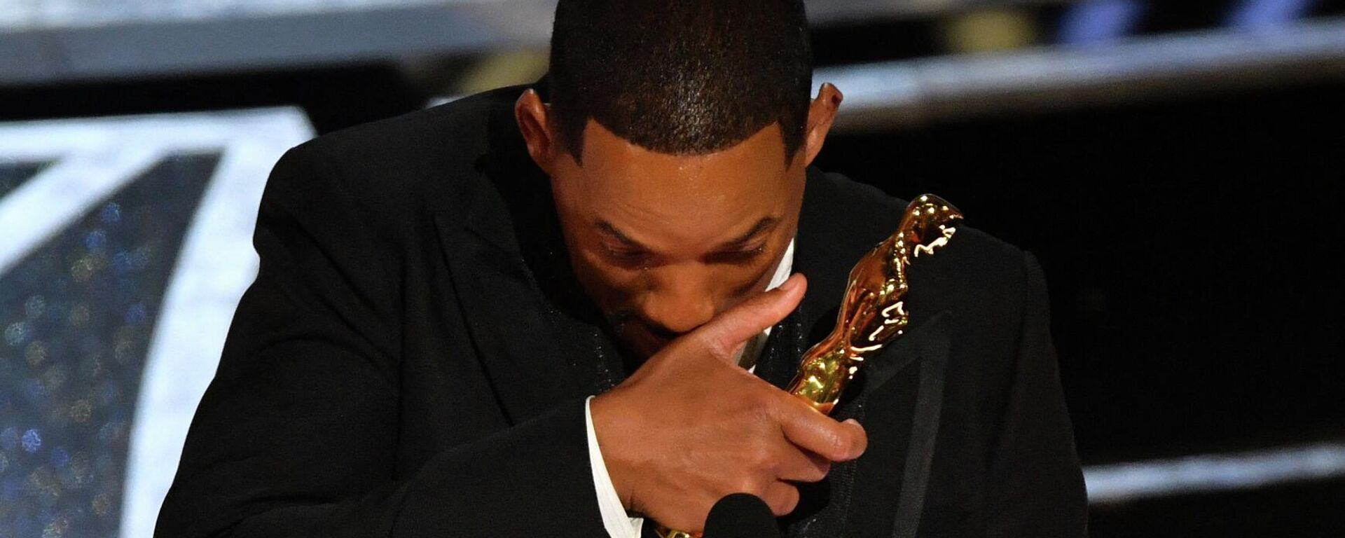 الممثل الأمريكي، ويل سميث، يبكي عقب فوزه بجائزة أوسكار أفضل ممثل رئيسي، 28 مارس/ آذار 2022 - سبوتنيك عربي, 1920, 08.04.2022