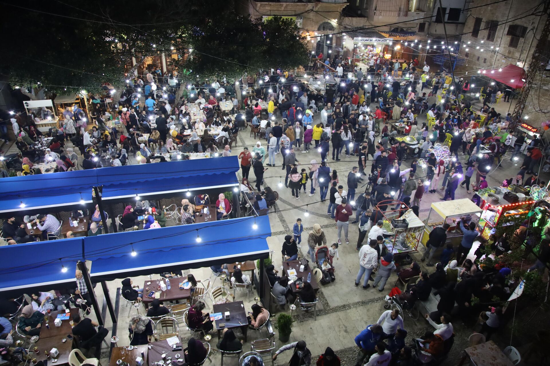 ليالي رمضانية ساحرة في مدينة صيدا القديمة... الساحات والشوارع تزدحم بالزائرين - سبوتنيك عربي, 1920, 09.04.2022