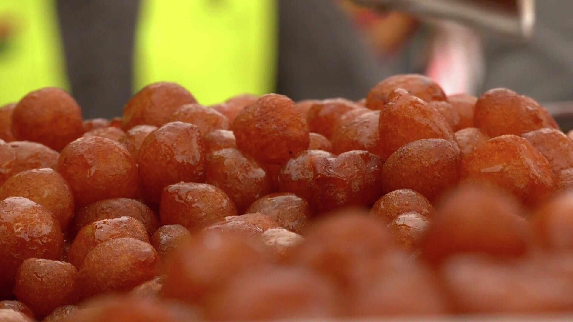 السوق الخيري في خانيونس يقدم المستلزمات الغذائية للفقراء مجاناً، قطاع غزة، فلسطين  - سبوتنيك عربي, 1920, 11.04.2022