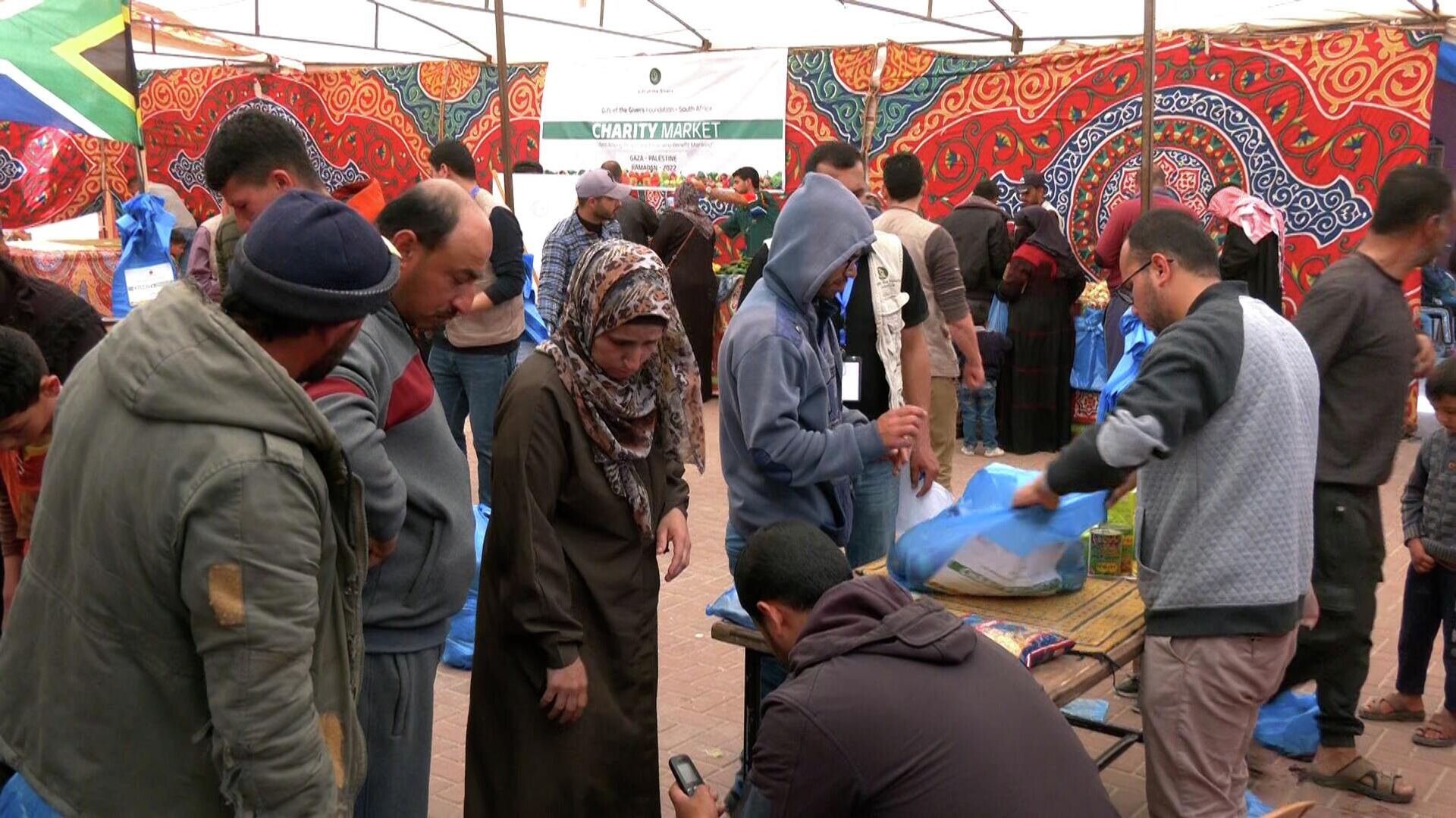 السوق الخيري في خانيونس يقدم المستلزمات الغذائية للفقراء مجاناً، قطاع غزة، فلسطين  - سبوتنيك عربي, 1920, 11.04.2022