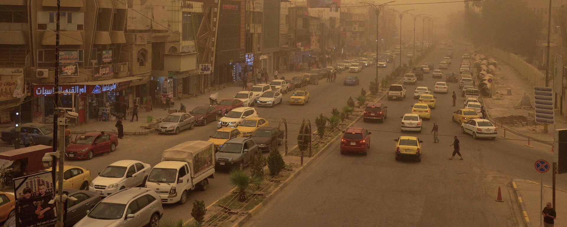 السيارات تسير وسط عاصفة رملية على طريق رئيسي في مدينة الموصل شمال العراق، في 7 أبريل 2022. - سبوتنيك عربي, 1920, 05.05.2022