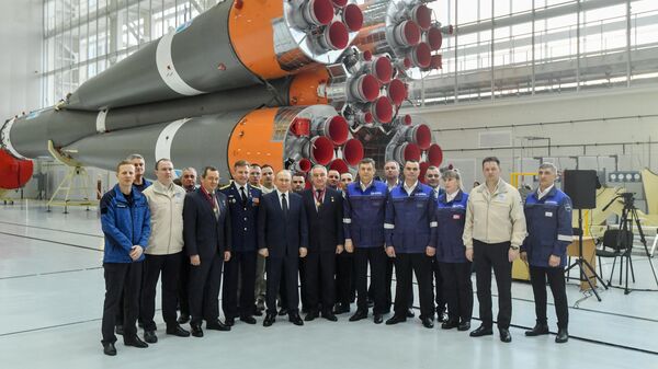  صورة جماعية للرئيس الروسي فلاديمير بوتين مع عمال فيقاعدة  فوستوشني الفضائية في ورشة تجميع مركبات الإطلاق. في الصف الأول، الثالث من اليسار: أوليغ سكريبوتشكا، المتخصص الرائد في مركز يو إيه غاغارين للبحوث والتدريب، حصل على وسام الاستحقاق للوطن، الدرجة الثالثة، الرابعة من اليسار: رائد فضاء يختبر يو. . مركز غاغارين للتدريب على البحث والاختبار غاغارين سيرغي بروكوبييف، مُنح لقب بطل الاتحاد الروسي واللقب الفخري لرائد فضاء طيار من روسيا الاتحادية، السادس من اليسار: المدرب - رائد الفضاء - ألكسندر سكفورتسوف من غاغارين للأبحاث والاختبار. مركز التدريب الحاصل على وسام الاستحقاق للوطن من الدرجة الثالثة. - سبوتنيك عربي