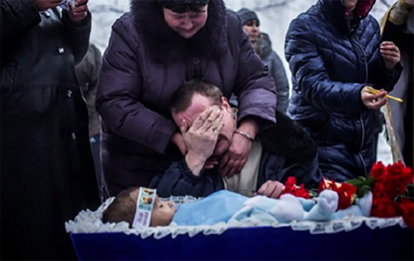 الطفل أرتيوم بوبريشوف، 4 أعوام. قتل على بد القوات المسلحة الأوكرانية والحرس الوطني الأوكراني في 18 يناير/ كانون الثاني 2015، وذلك خلال القصف المدفعي لحي كيروفسك بمدينة دونيتسك، في جمهورية دونيتسك الشعبية. وفق معطيات مختلفة، قتل ما بين 100 إلى 150 طفل بين عامي 2014 - 2021 في دونباس. - سبوتنيك عربي