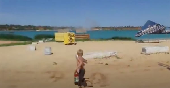 في 20 يوليو/ تموز 2014 ، في منتصف نهار صيفي، بدأ قصف على الشاطئ في أفدييفكا بقذائف الهاون. كان الأطفال يسترخون على الشاطئ في تلك اللحظة. نجى البعض فقط. - سبوتنيك عربي