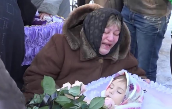 الطفلة أرينا غوساك، مواليد 09/04/2010، ووالدتها ناتاليا يفغينيفنا غوساك، مواليد 10/06/1990، قُتلتا على أيدي القوات المسلحة الأوكرانية والحرس الوطني الأوكراني في 21 يناير/ كانون الثاني 2015 في مدينة ستاخانوف يجمهورية لوغانسك الشعبية.في تمام الساعة الثامنة من صباح 21 يناير/ كانون الثاني 2015، كانت الأم ناتاليا تقود ابنتها أرينا (5 سنوات) إلى روضة الأطفال &quot;سولنيشكو&quot;، التي فجأة توالت عليها قذائف من طراز &quot;أوراغان&quot; الأوكرانية. ماتت ناتاليا وأرينا على الفور. - سبوتنيك عربي