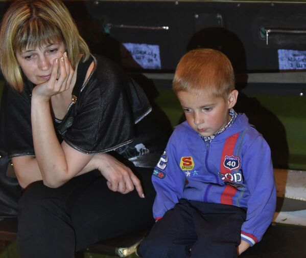 عام 2015، روستوف نا دونو. امرأة تجلس مع طفلها داخل طائرة لوزراة الطوارئ الروسية المتوجهة من دونباس إلى موسكو لتلقي العلاج. - سبوتنيك عربي