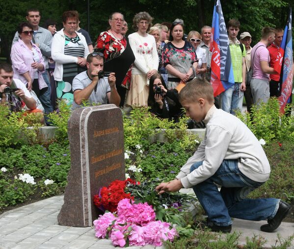 صبي دونيتسك يضع الزهور على النصب التذكاري &quot;الأطفال شهداء دونباس&quot; في فعالية عامة &quot;نحن نتذكركم&quot; في يوم الطفل العالمي. - سبوتنيك عربي