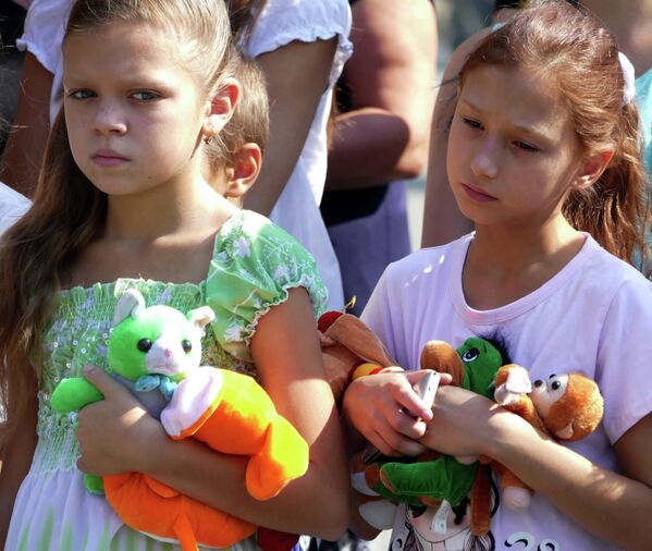 الأطفال من دونيتسك يشاركون في حفل لزراعة الزهور في النصب التذكاري &quot;مسار الملائكة&quot; تخليدا لذكرى الأطفال الذين قتلوا خلال الصراع في جنوب شرقي أوكرانيا. - سبوتنيك عربي