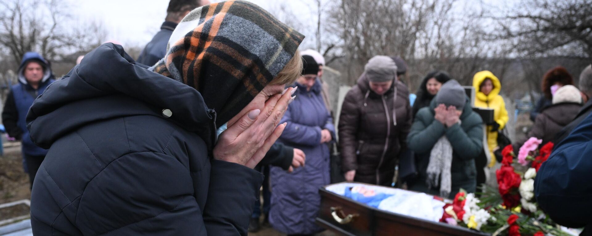 مراسم التأبين بعد قصف جوي أوكراني عنيف على مدرسة في دونباس - سبوتنيك عربي, 1920, 20.07.2022