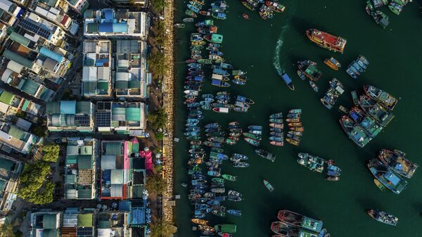 تظهر هذه الصورة الجوية قوارب صيد راسية في ميناء بجزيرة تشيونج تشاو النائية في هونغ كونغ في 12 أبريل 2022. - سبوتنيك عربي