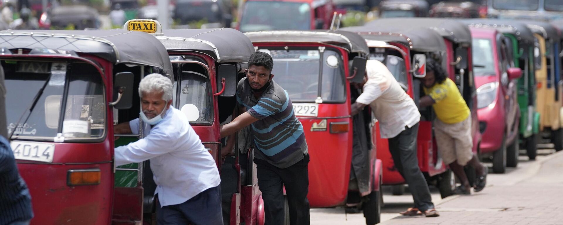 يصطف سائقو عربات الريكاشة السريلانكية لشراء البنزين بالقرب من محطة وقود في كولومبو، سريلانكا 13 أبريل 2022. - سبوتنيك عربي, 1920, 06.05.2022