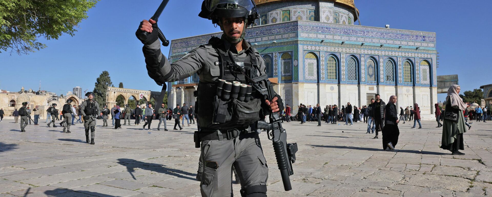 قوت الأمن الإسرائيلي تنتشر في باحة مسجد الأقصى، القدس، 15 أبريل 2022 - سبوتنيك عربي, 1920, 28.01.2023
