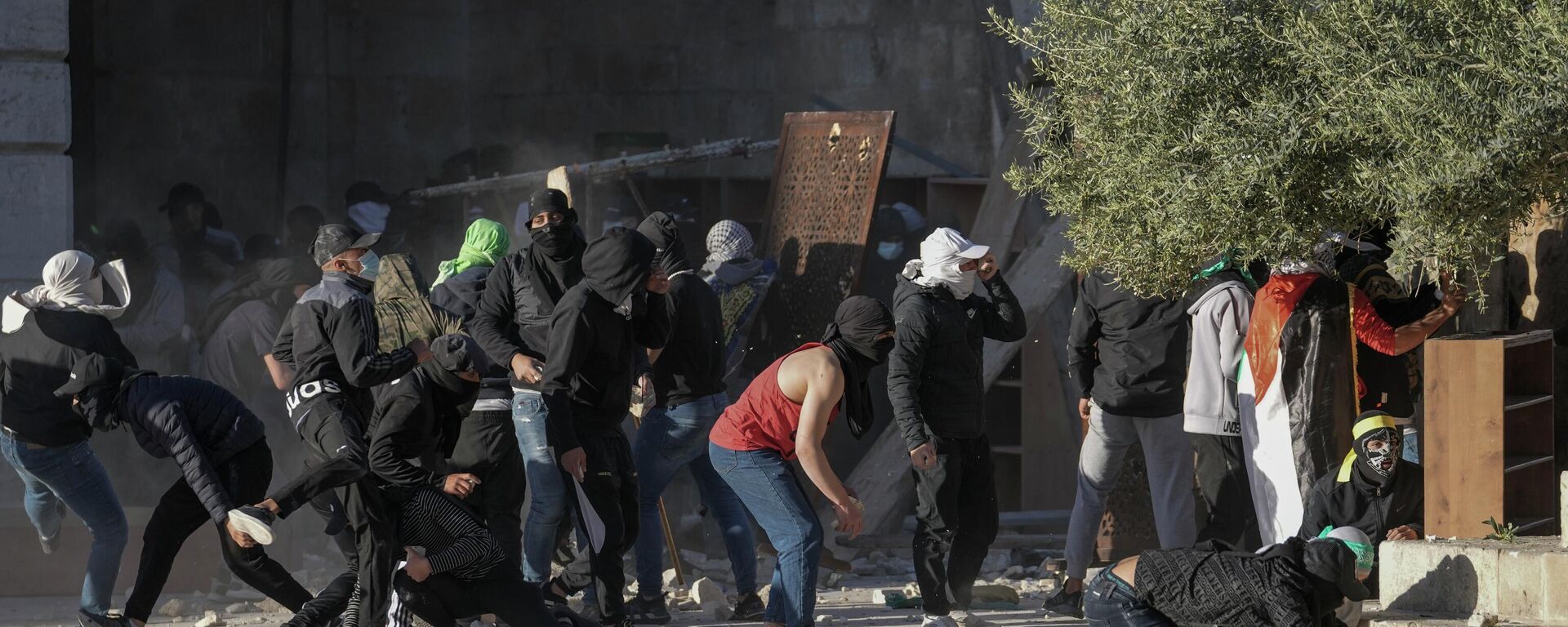 متظاهرون فلسطينيون يشتبكون مع الشرطة الإسرائيلية في المسجد الأقصى بالقدس الشرقية المحتلة، 15 أبريل 2022 - سبوتنيك عربي, 1920, 05.06.2022