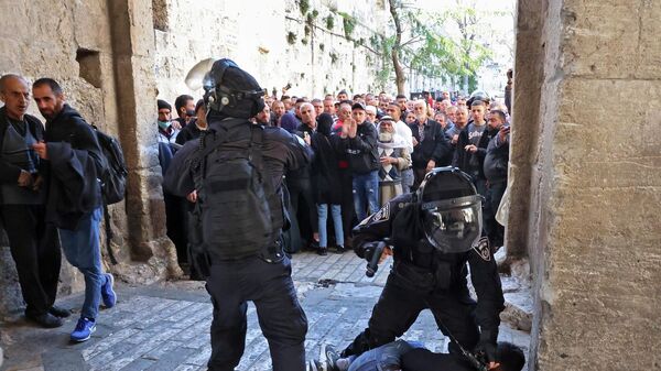 متظاهرون فلسطينيون يشتبكون مع الشرطة الإسرائيلية في مدخل المسجد الأقصى بالقدس الشرقية المحتلة - سبوتنيك عربي