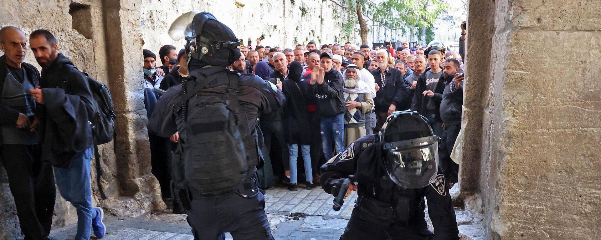 متظاهرون فلسطينيون يشتبكون مع الشرطة الإسرائيلية في مدخل المسجد الأقصى بالقدس الشرقية المحتلة، 15 أبريل 2022 - سبوتنيك عربي, 1920, 15.04.2022