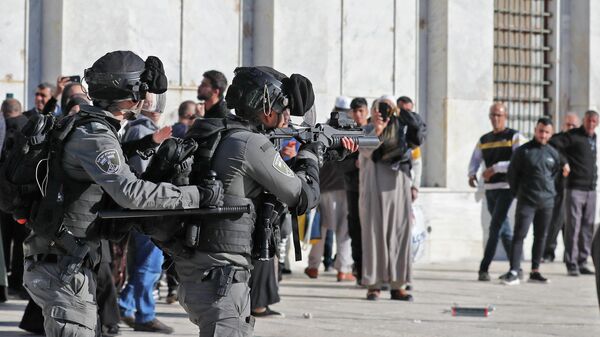 قوات الشرطة الإسرائيلية تمنع الفلسطييين من دخول المسجد الأقصى بالقدس الشرقية المحتلة، 15 أبريل 2022 - سبوتنيك عربي