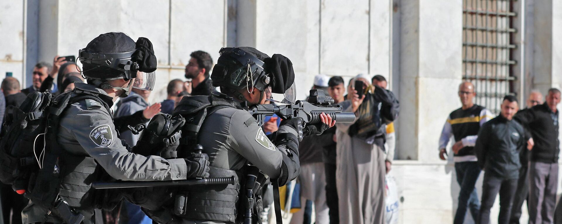 قوات الشرطة الإسرائيلية تمنع الفلسطييين من دخول المسجد الأقصى بالقدس الشرقية المحتلة، 15 أبريل 2022 - سبوتنيك عربي, 1920, 02.09.2023