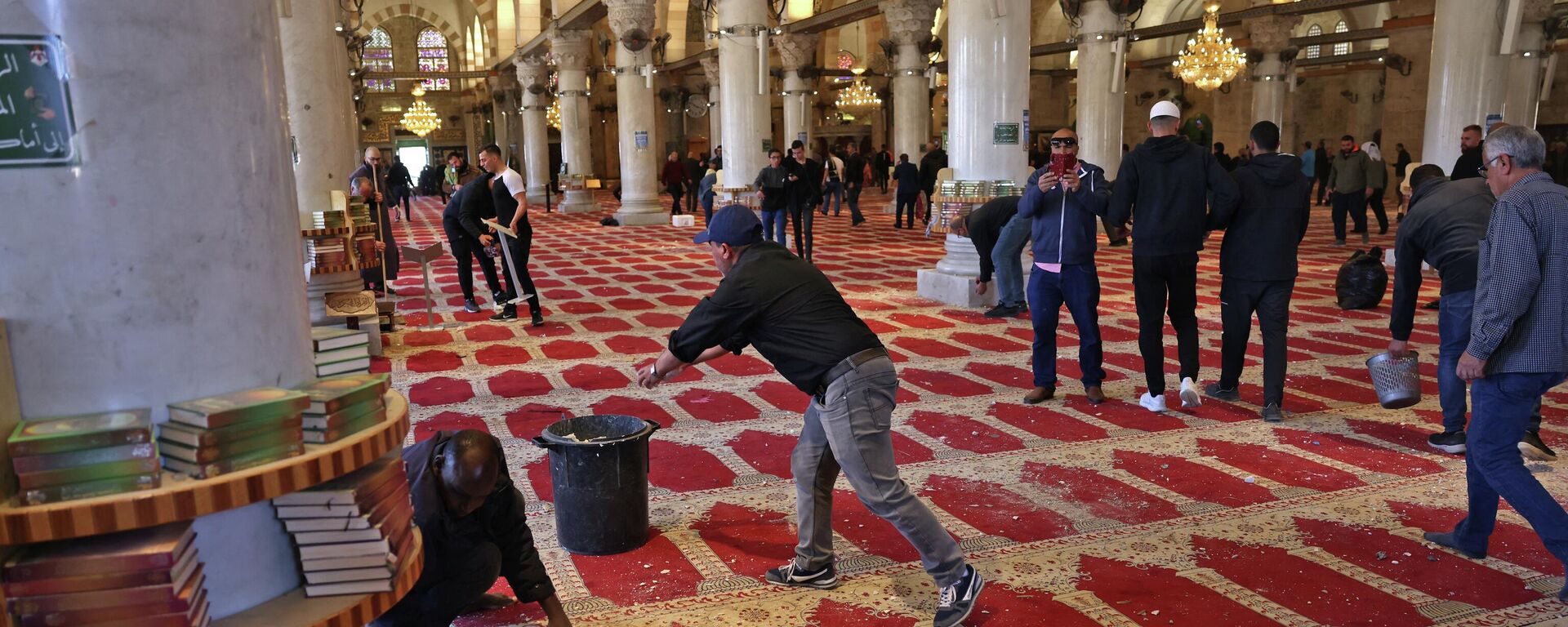 فلسطينيون ينظفون المسجد بعد الاشتباكات مع الشرطة الفلسطينية في المسجد الأقصى في القدس الشرقية المحتلة، 15 أبريل 2022 - سبوتنيك عربي, 1920, 16.04.2022