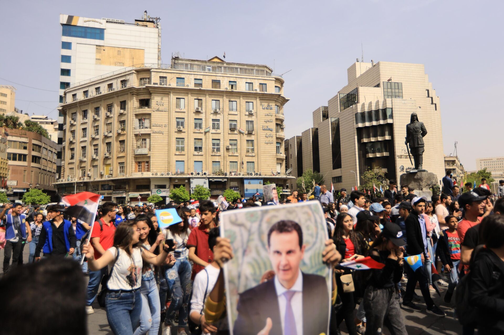 احتفالات شبابية بعيد استقلال سوريا في ساحة يوسف العظمة بدمشق - سبوتنيك عربي, 1920, 17.04.2022