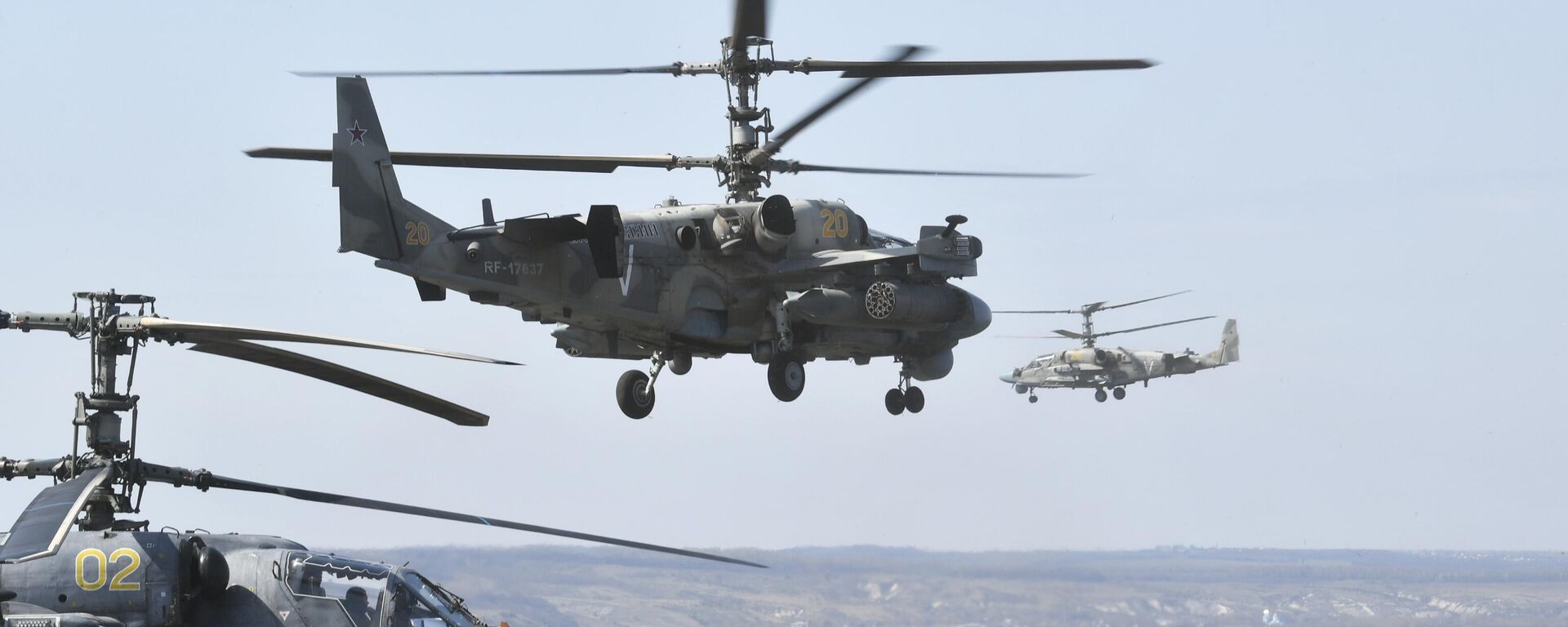 مروحيات هجومية من طراز كا -52 تابعة لقوات الفضاء الروسية في مطار ميداني لقوات الفضاء الروسية في منطقة العملية العسكرية الخاصة في أوكرانيا 15 أبريل 2022 - سبوتنيك عربي, 1920, 09.05.2022